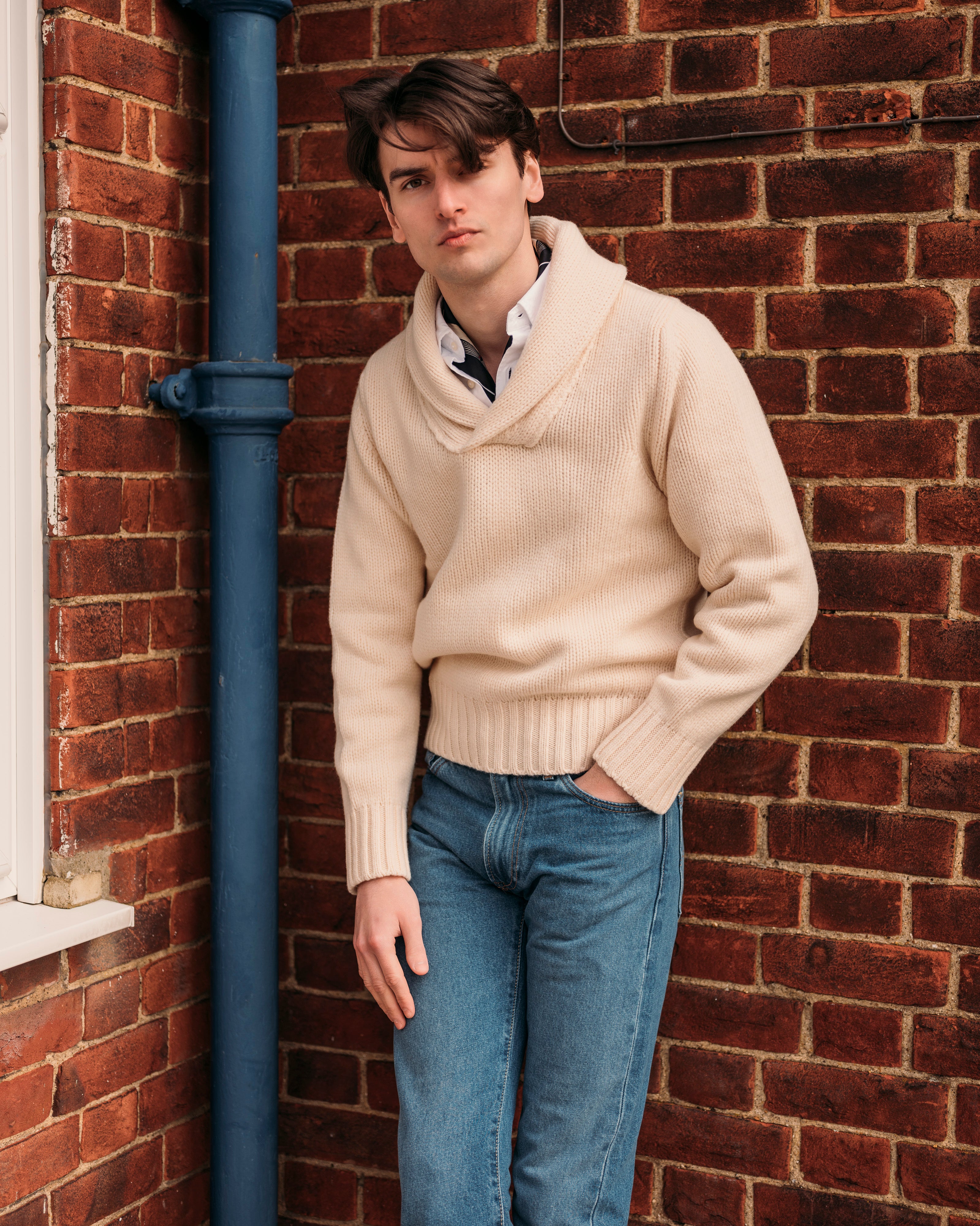 クリーム色の極細ラムウールのラグビーショールセーター