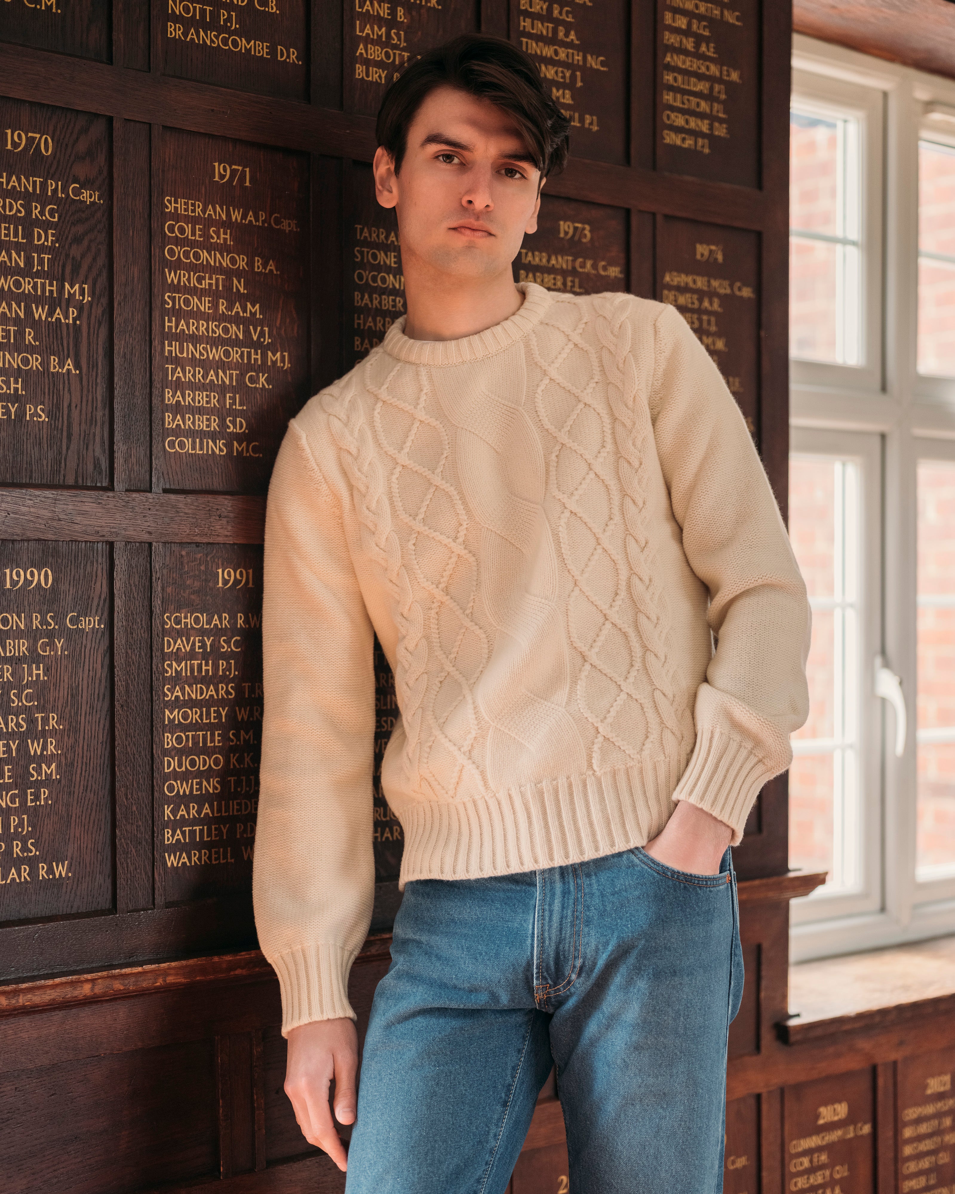 カシミアウールのシャレーケーブルセーター(クリーム色)