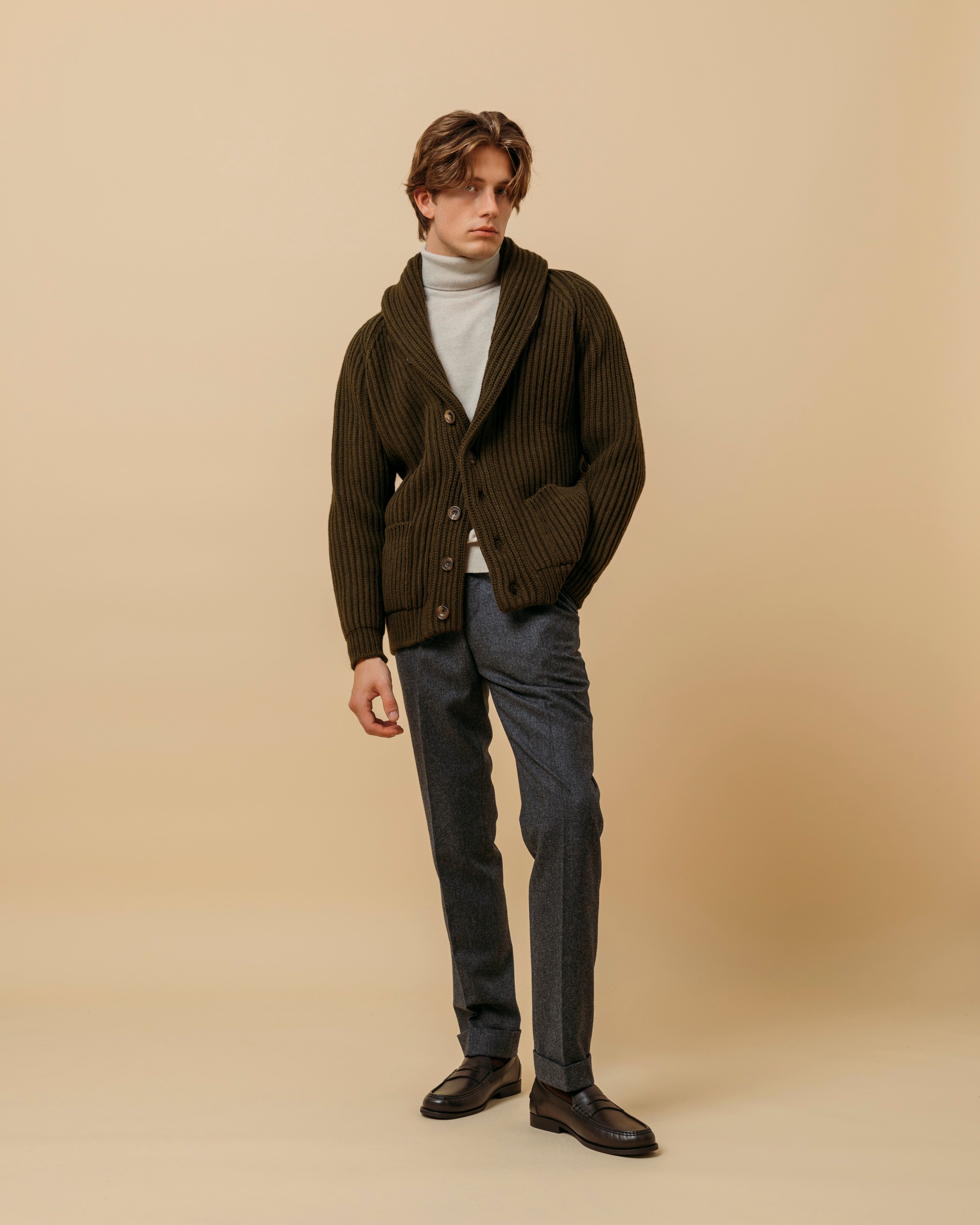 極細ラムウールのショールカラーカーディガン(オリーブ色)