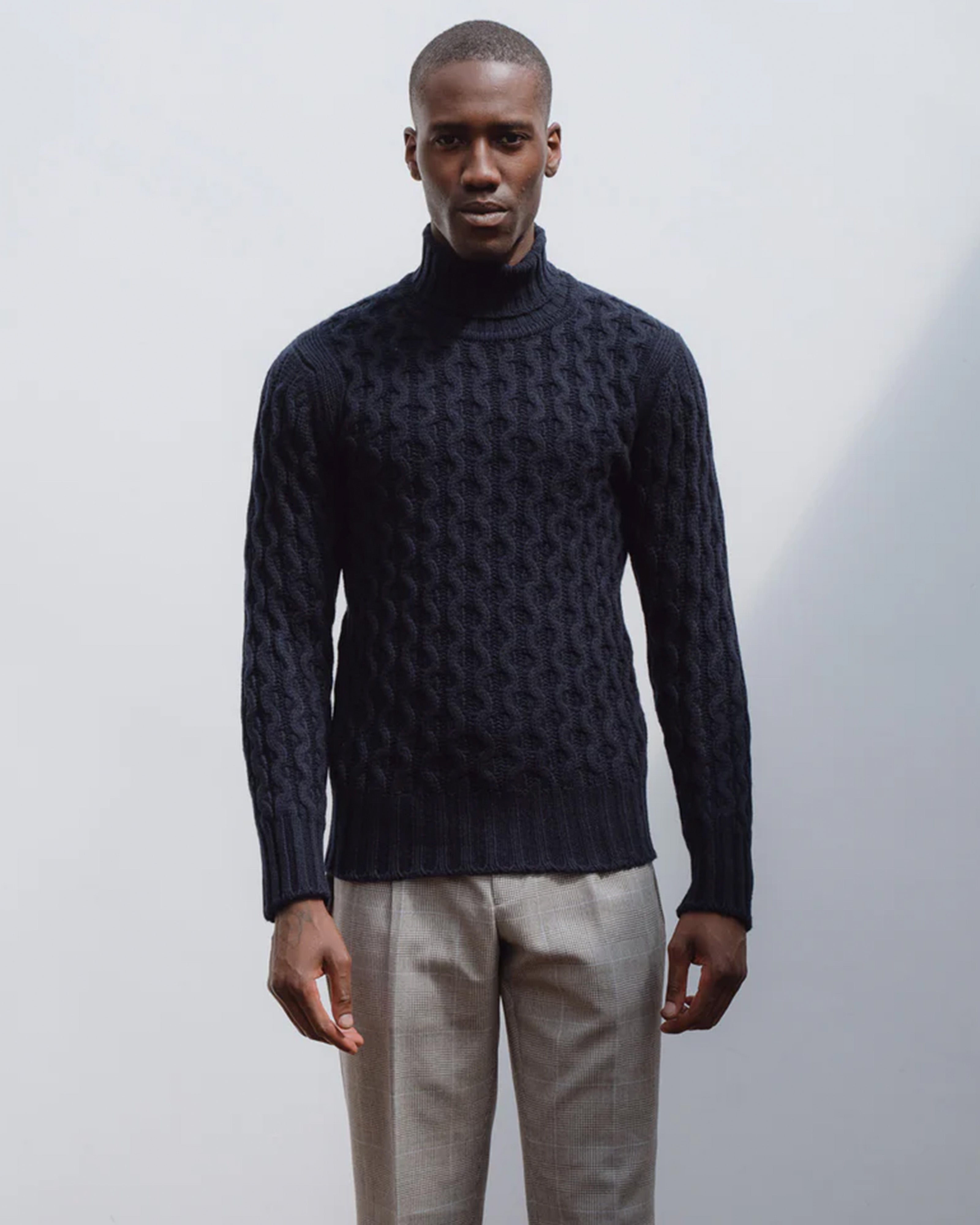 極細ラムウールのフィッシャーマンケーブルロールネック(ネイビー)