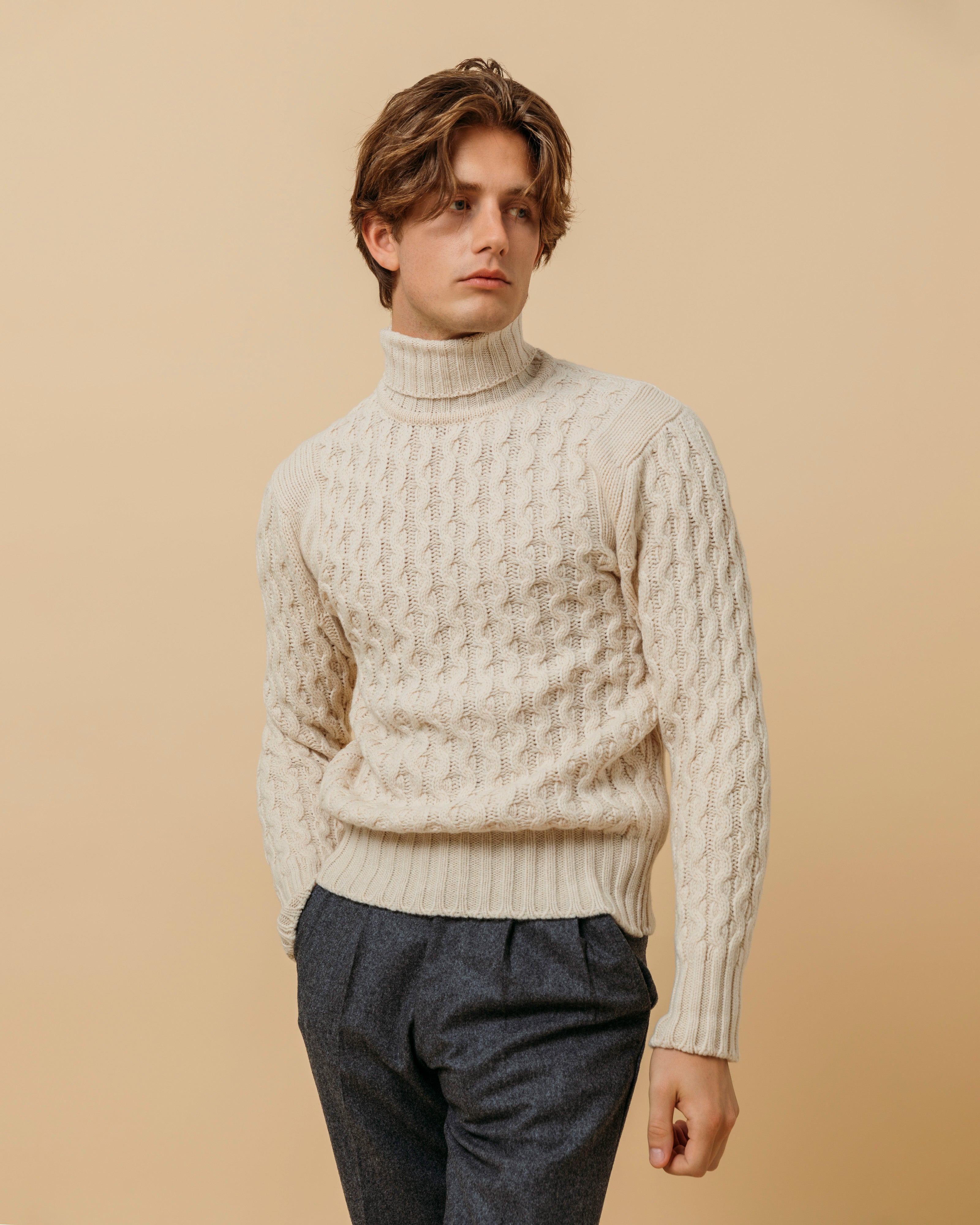 エクリュの極細ラムウールフィッシャーマンケーブルロールネック