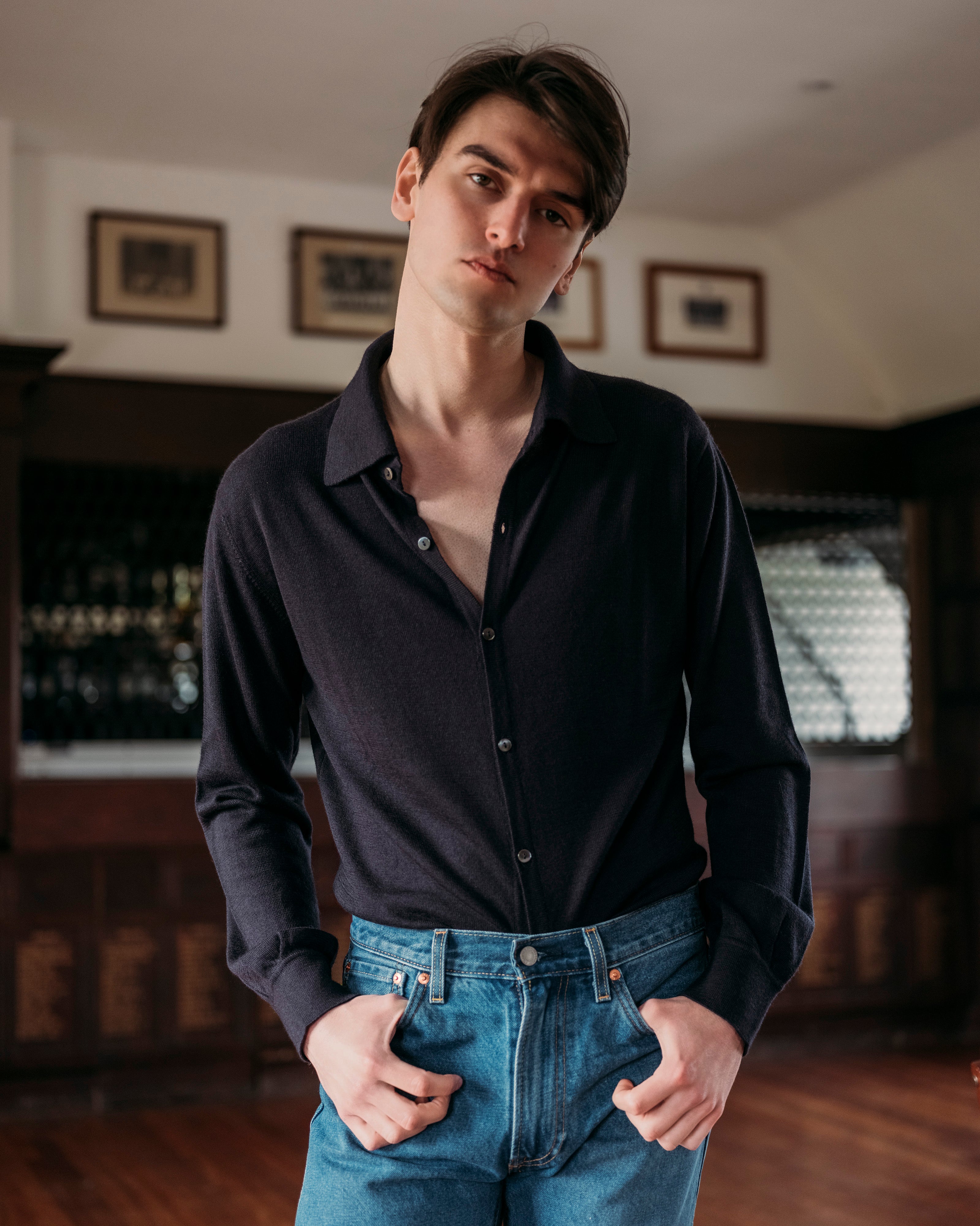 ネイビーのカシミアシルクリゾートシャツ