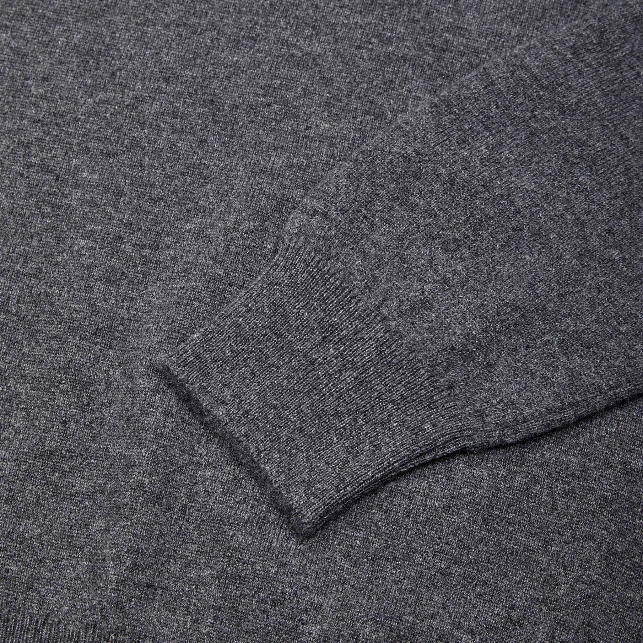 Cashmere v neck in grey