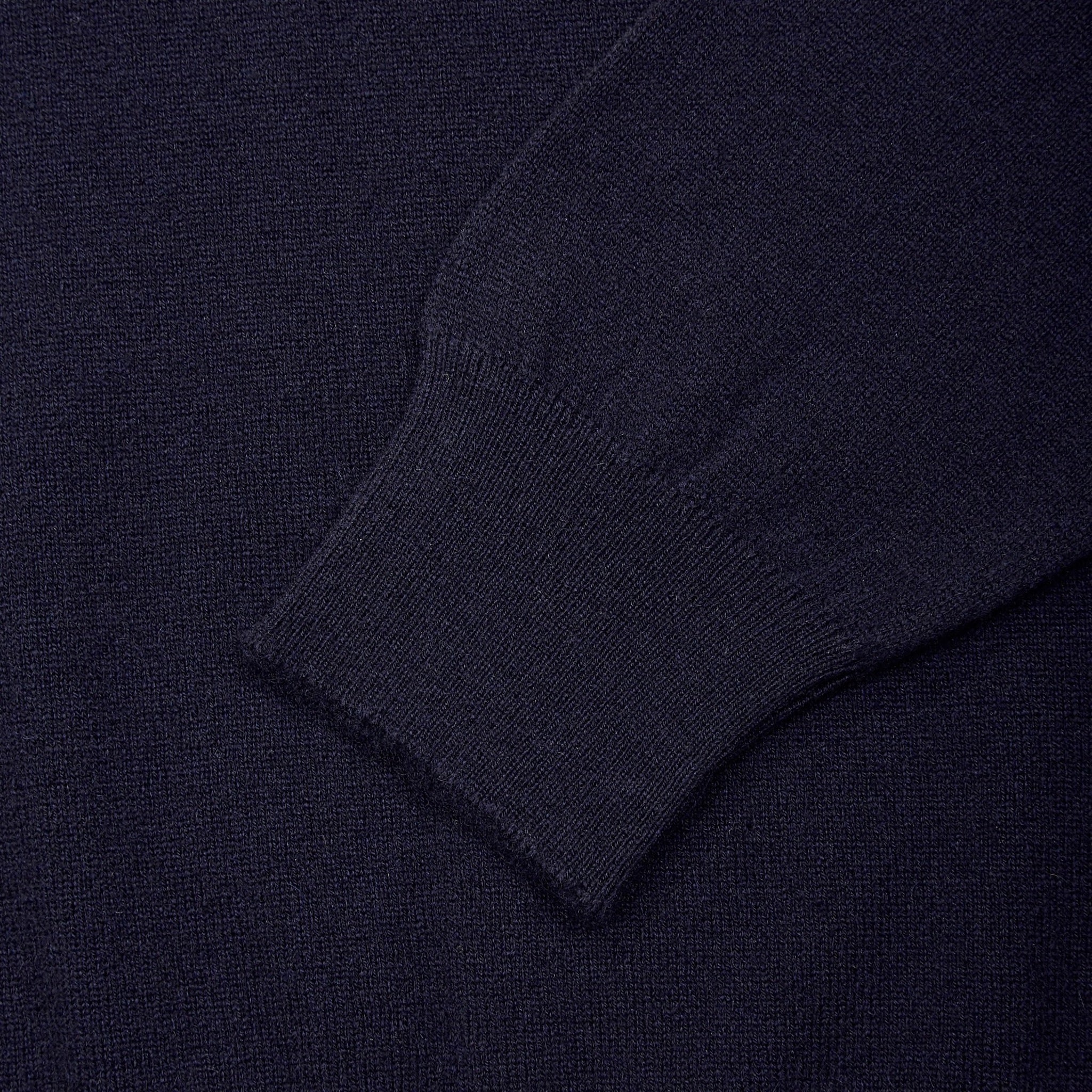Cashmere v neck in navy