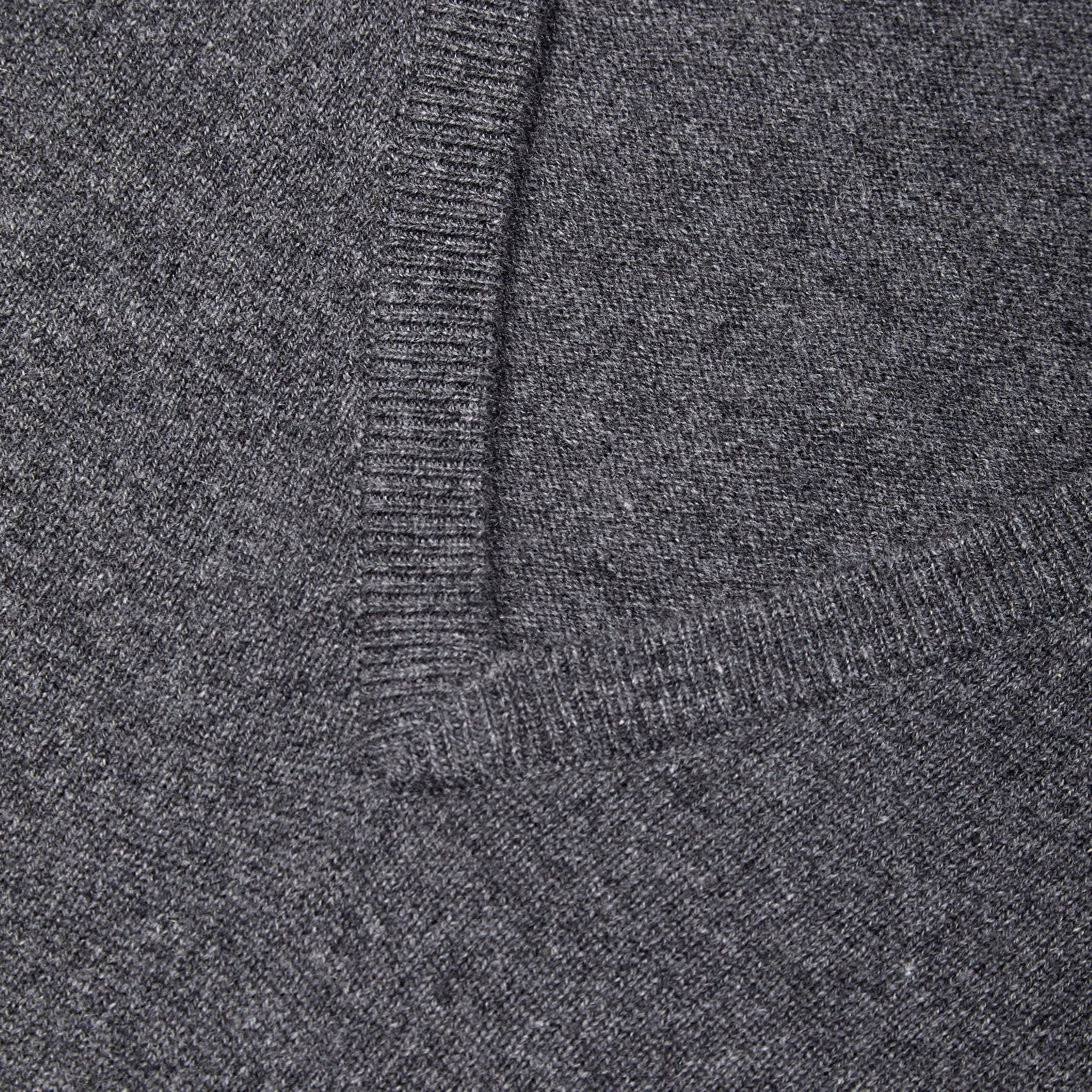 Cashmere v neck in grey