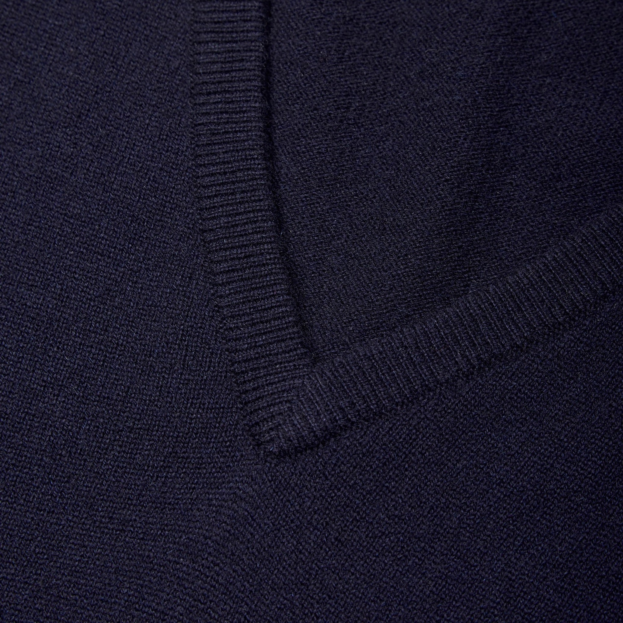Cashmere v neck in navy