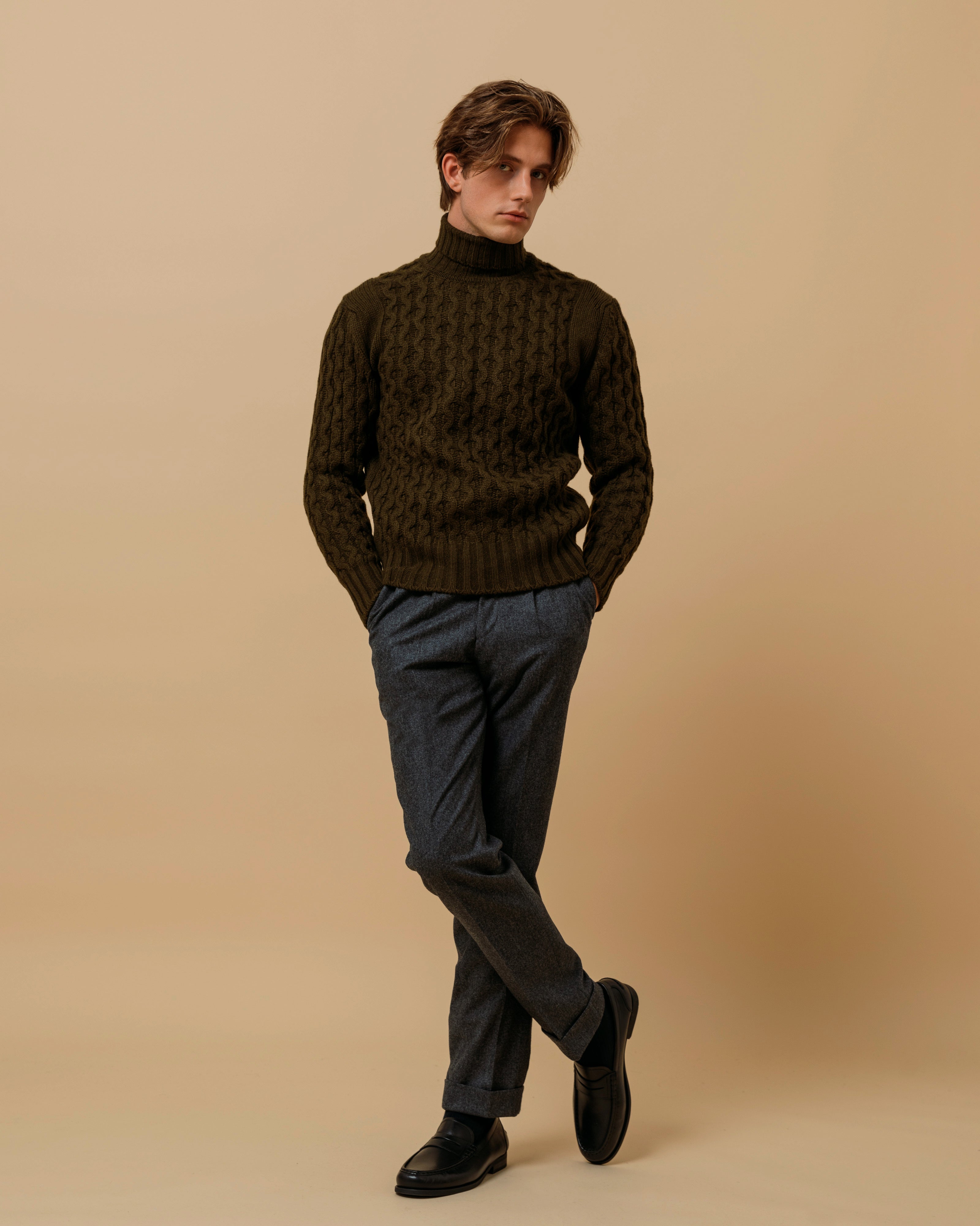 極細ラムウールのフィッシャーマンケーブルロールネック(オリーブ色)