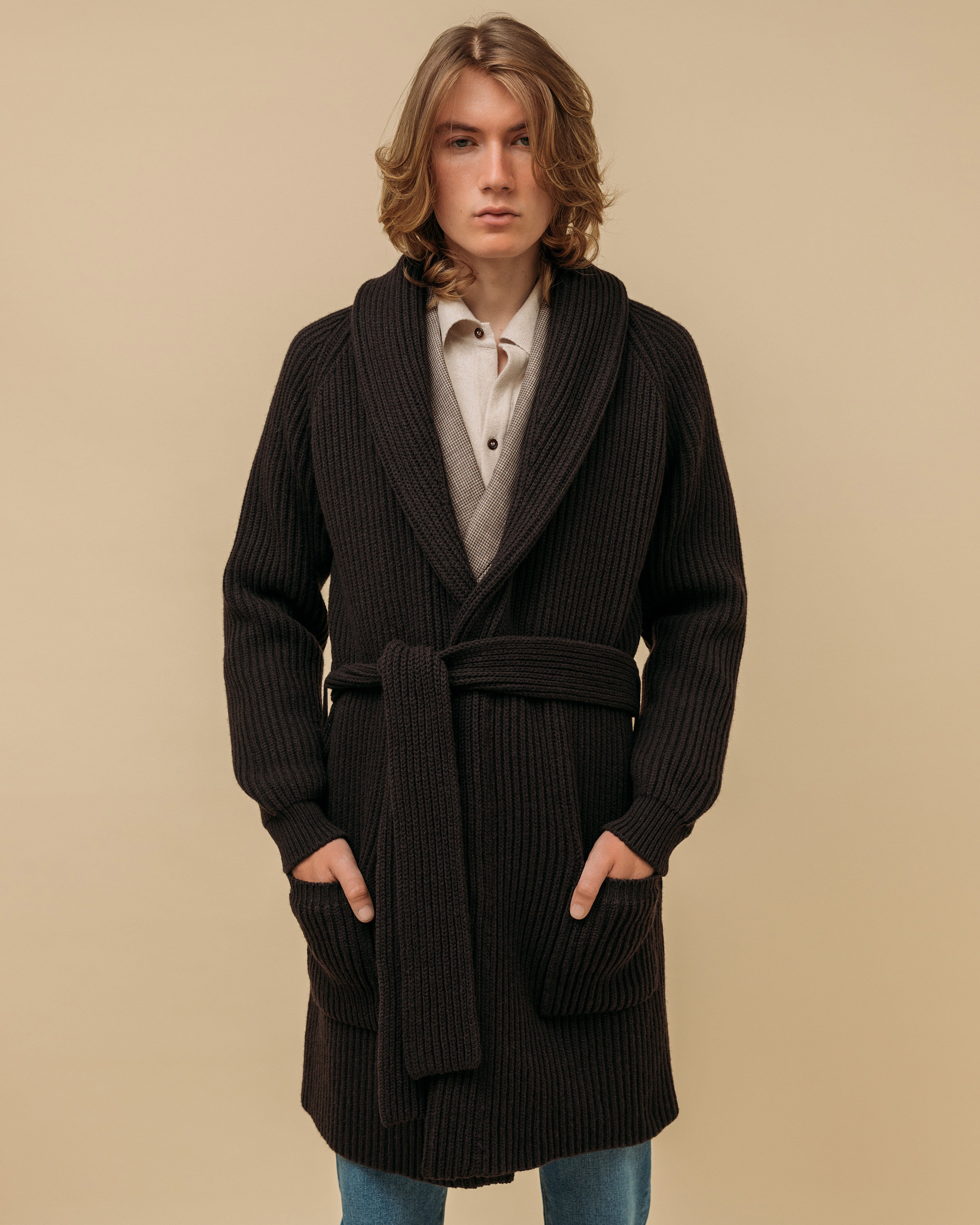 ダークブラウンの極細ラムウールショールコート