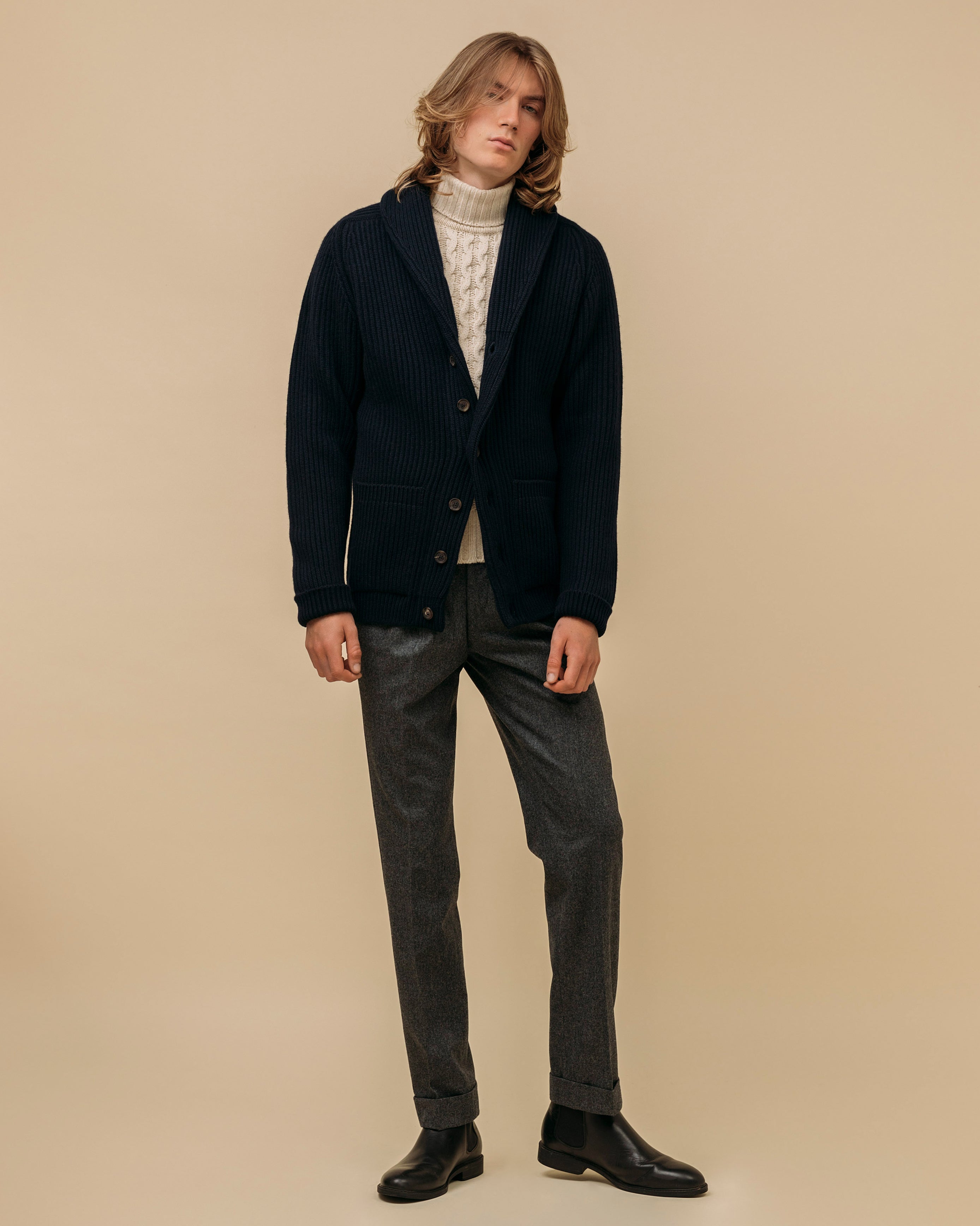 ネイビーのカシミアショールカラーカーディガン