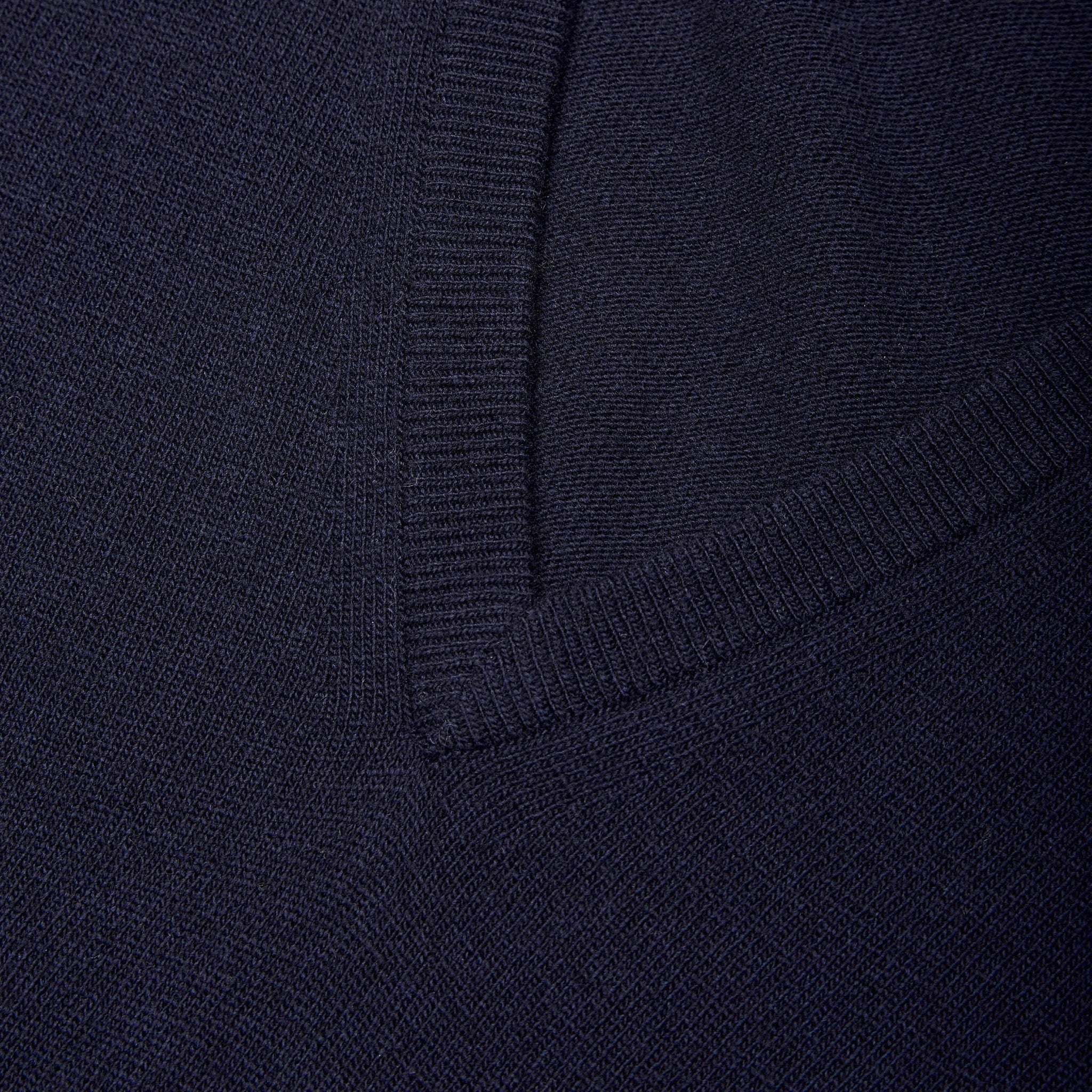 Lambswool v neck in navy