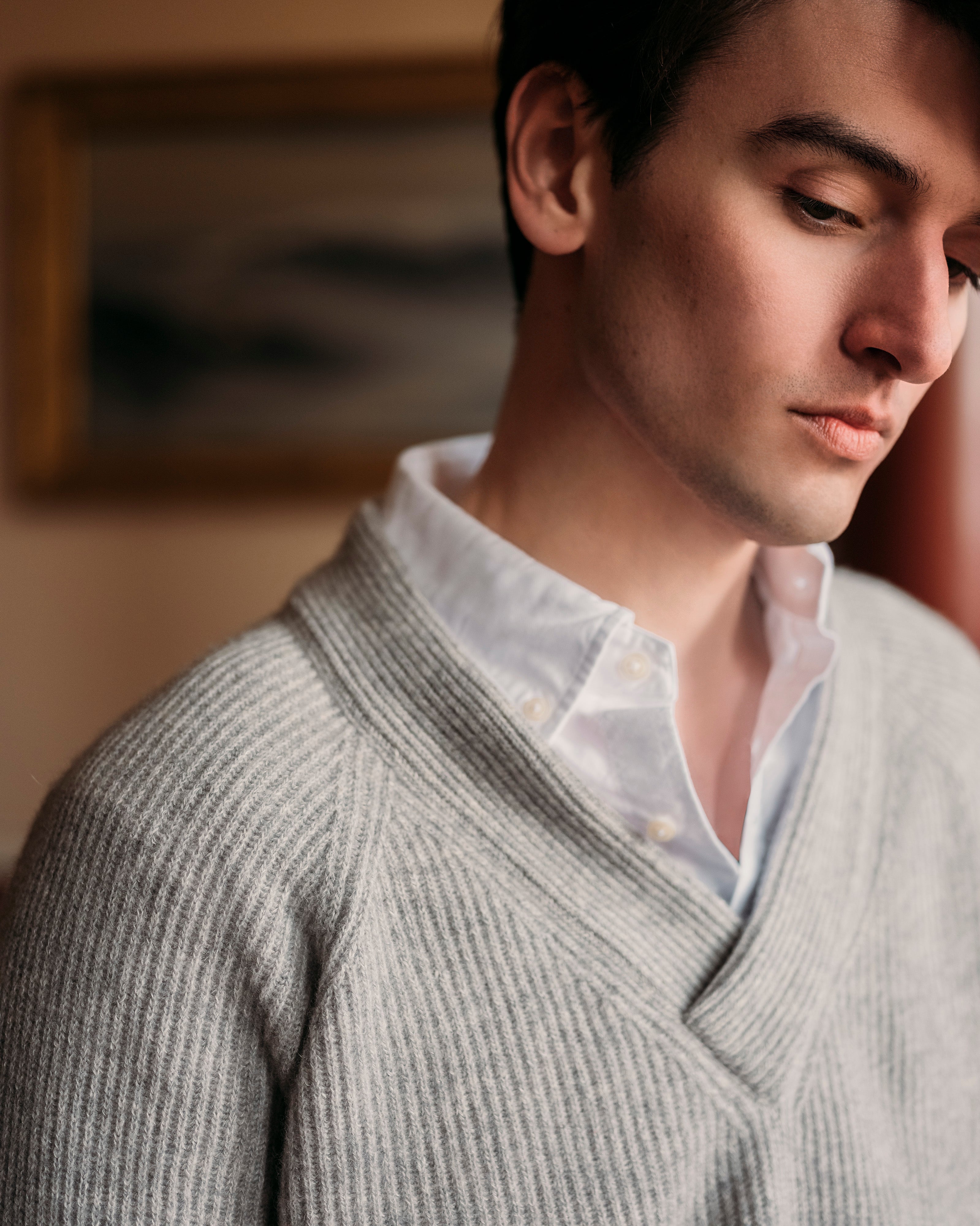 Cashmere linen ivy v neck in light grey