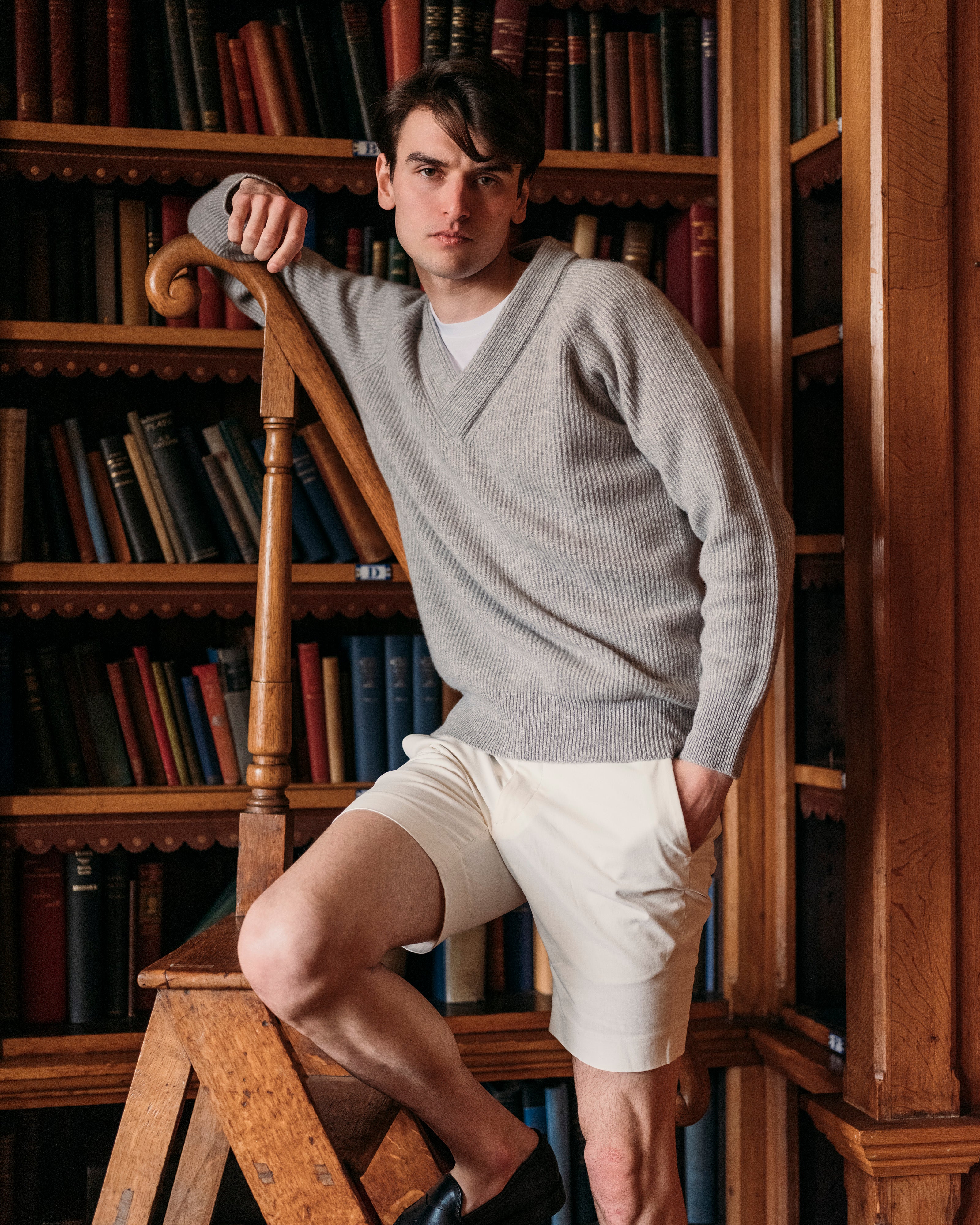 Cashmere linen ivy v neck in light grey