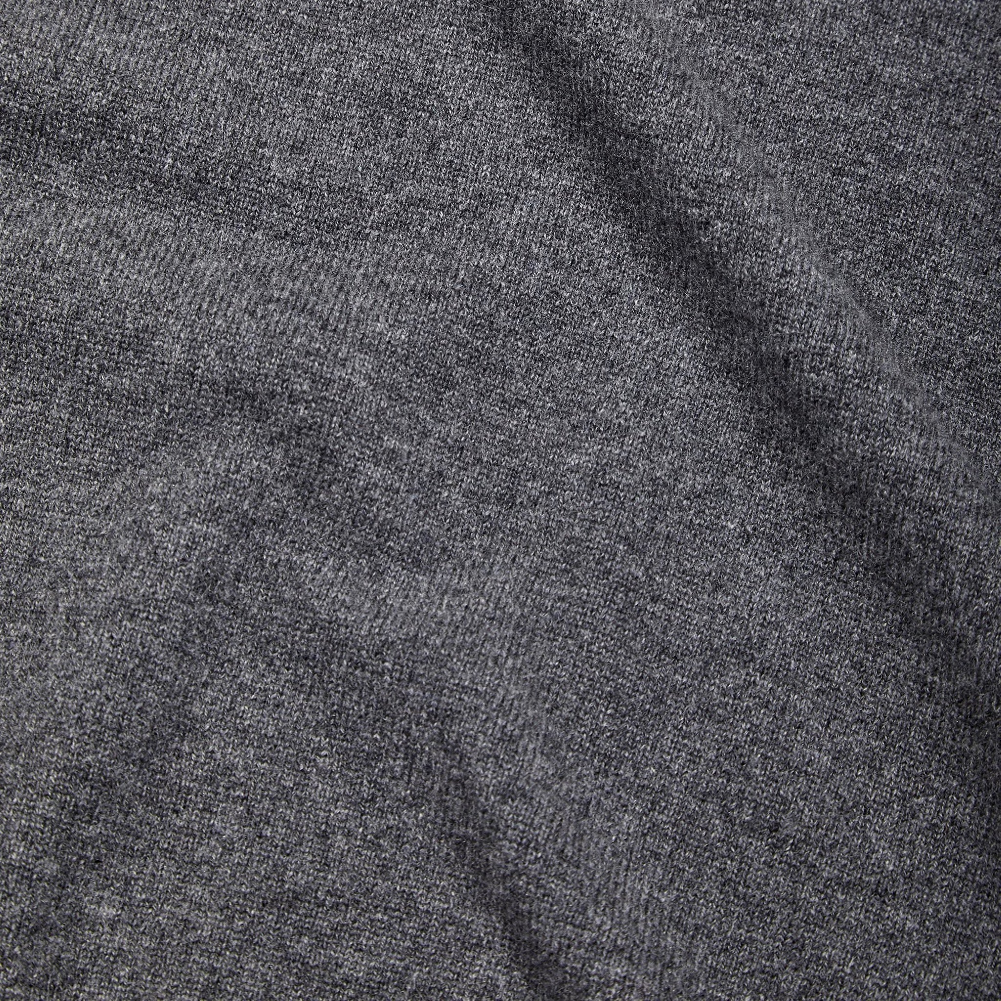 Cashmere v neck in grey