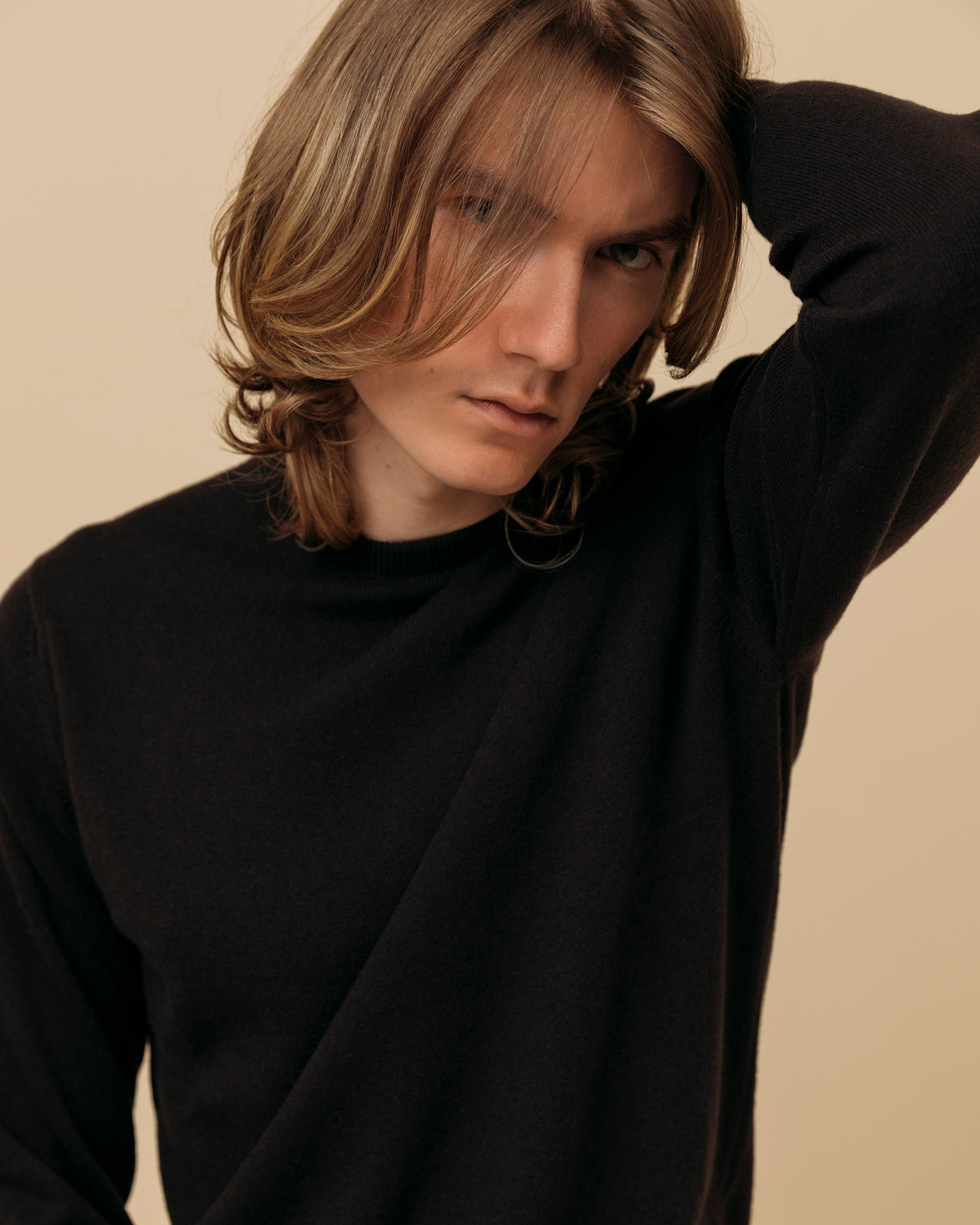 Cashmere crew neck in dark brown