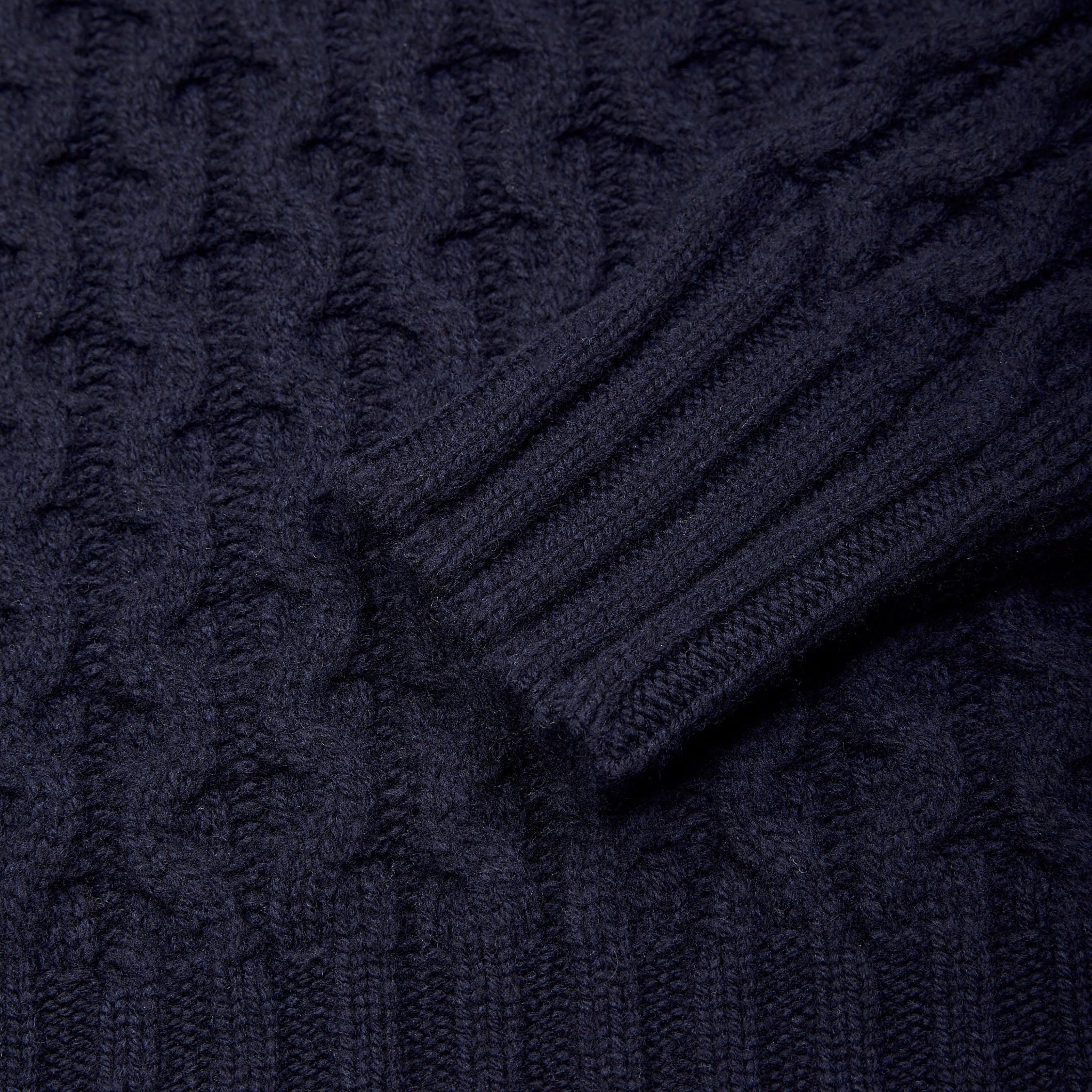 Lambswool cable knit crew neck in navy